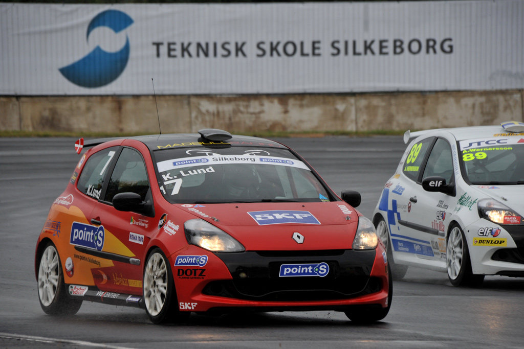 Kim Lund sikrede sig titlen i Point S Silkeborg Clio Cup trods svære vejrforhold.
(Foto: Motorsporten.dk)